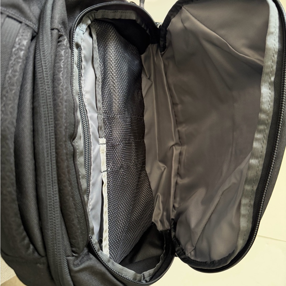 Brand new The North Face Vault Black Backpack - Picture 5 of 8